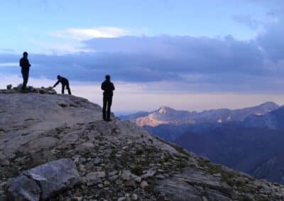 Excursionistas observando las montañas desde la cima en Ordesa