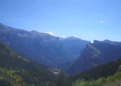 Vista impresionante de Monte Perdido desde una ladera verde en Ordesa