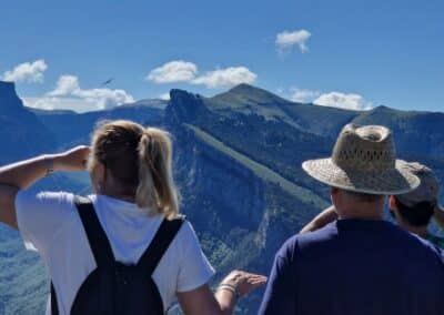 Vehículo 4x4 en el Mirador del Quebrantahuesos en el Cebollar